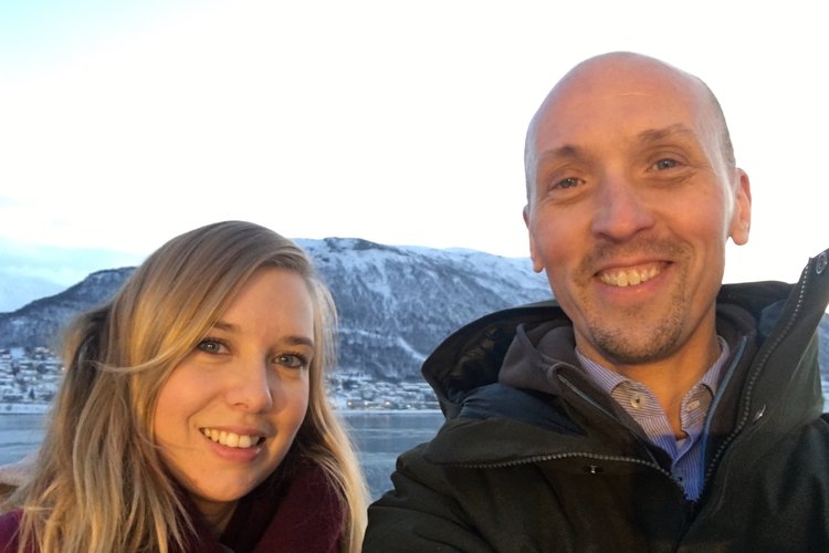 Seurakuntasihteeri Karoliinen Huhtanen ja pappi Anssi Elenius Tromssassa