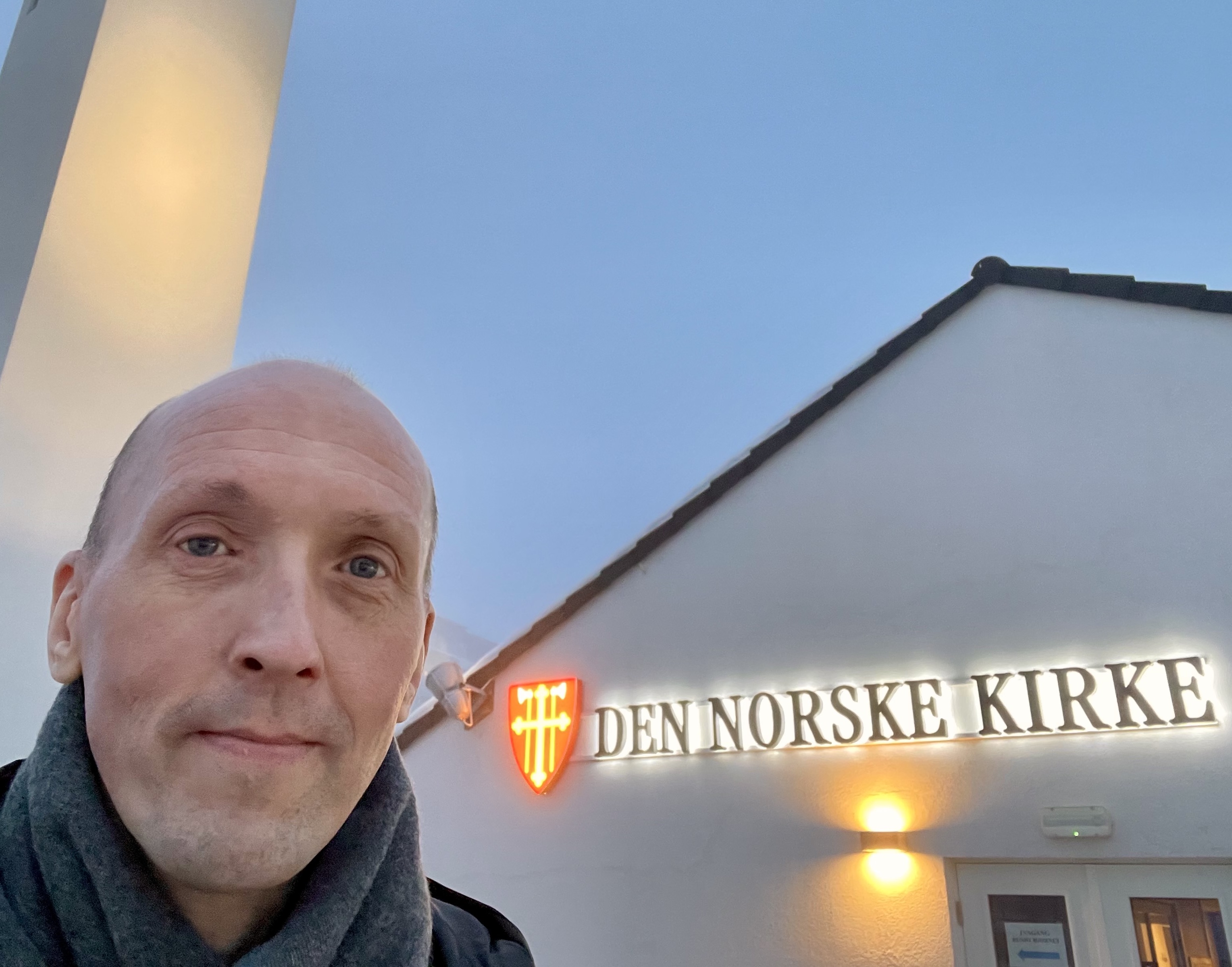 Anssi Elenius ja taustalla teksti Den Norske Kirke