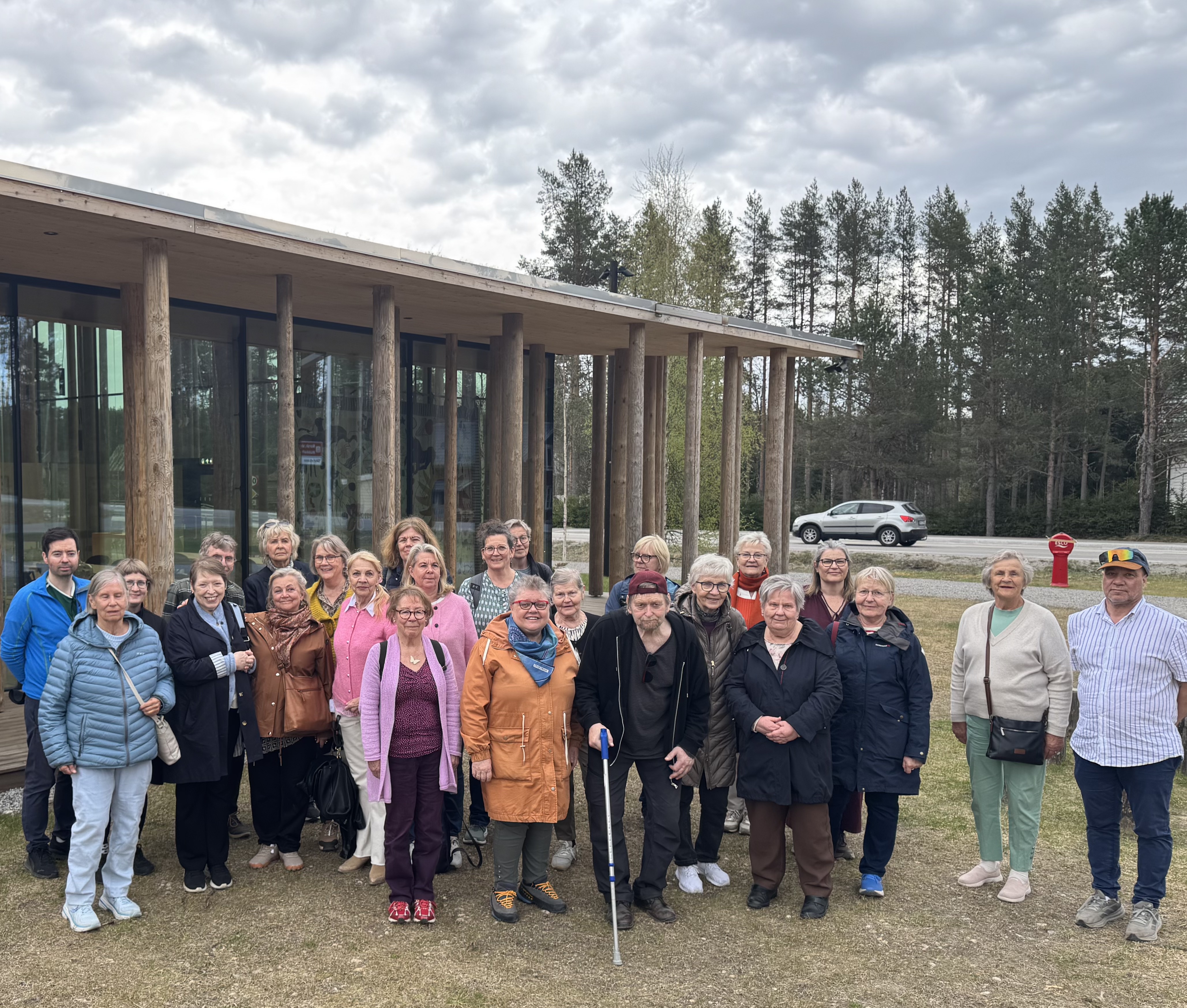 Joukko retkeläisiä museon edustalla