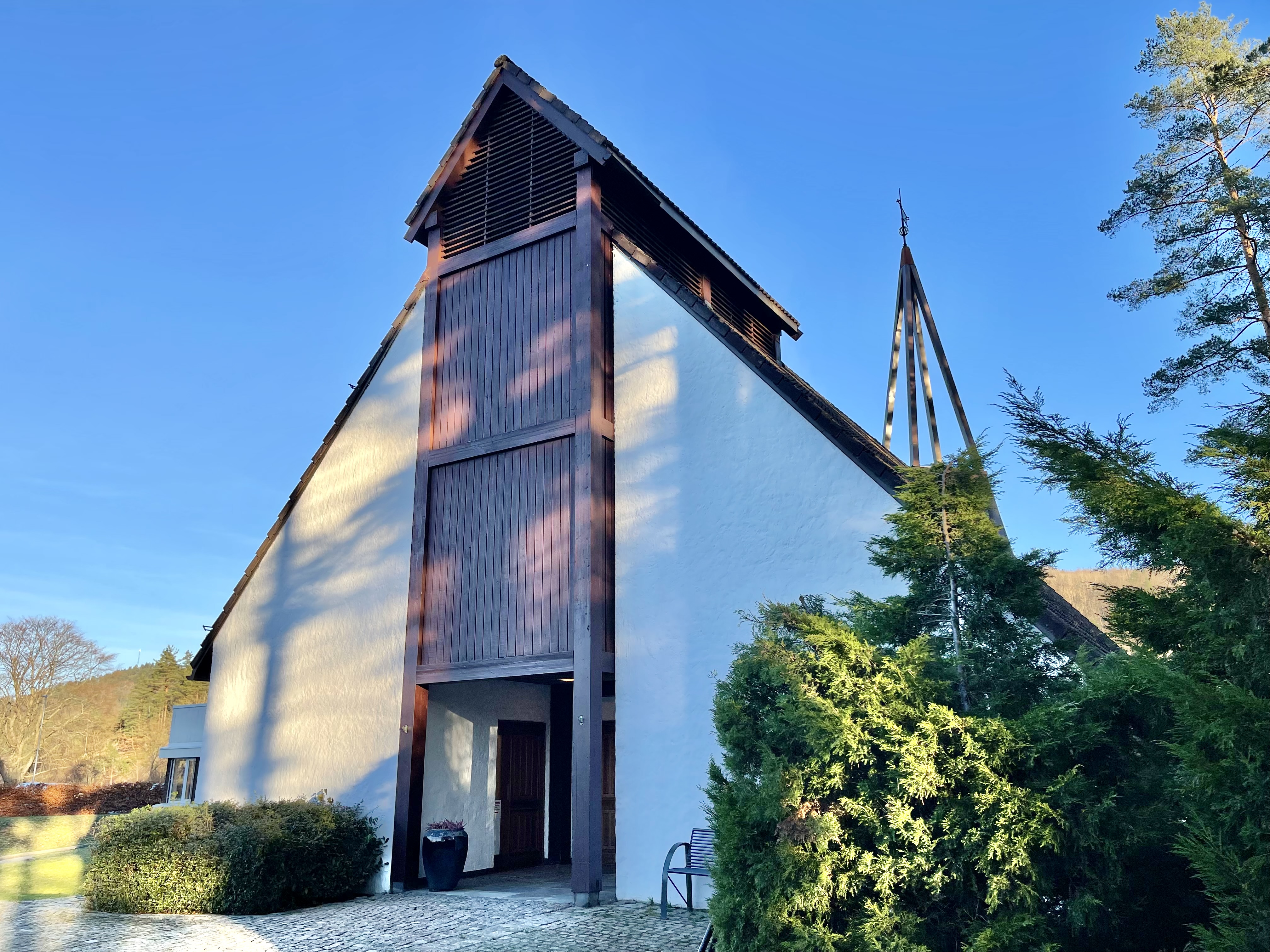Torridal kirke Kirkkorakennus kuvattuna edestä. Sivulla vihreää kasvustoa.