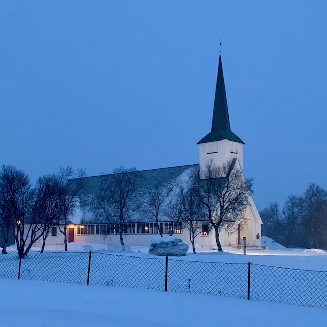 Lakselvissa kokoonnumme paikassa nimeltä Lakselv kirke.