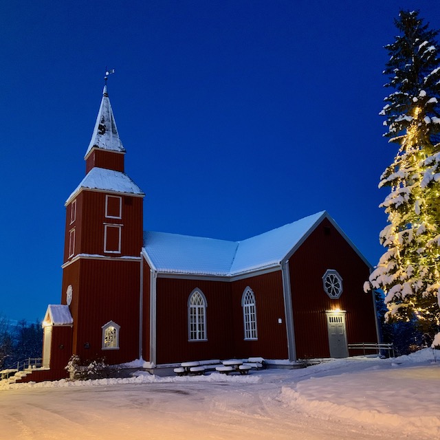 Tromssassa kokoonnumme paikassa nimeltä Elverhøy kirke.