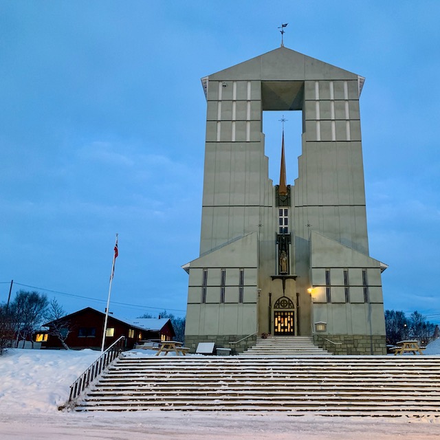 Vesisaaressa kokoonnumme paikassa nimeltä Vadsø kirke.