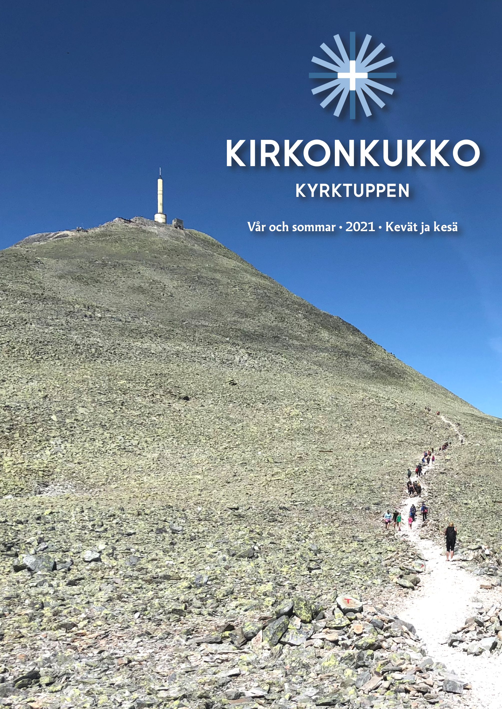 Kirkonkukko-lehden kevään numeron kansilehti, jossa ihmisiä vaeltaa kivikon läpi Gaustatoppen-vuorelle.