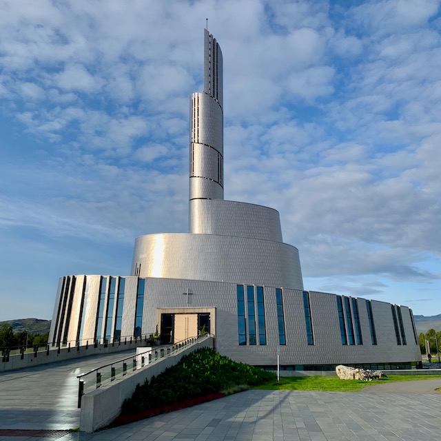 Altassa kokoonnumme paikassa nimeltä Nordlyskatedralen Alta kirke.