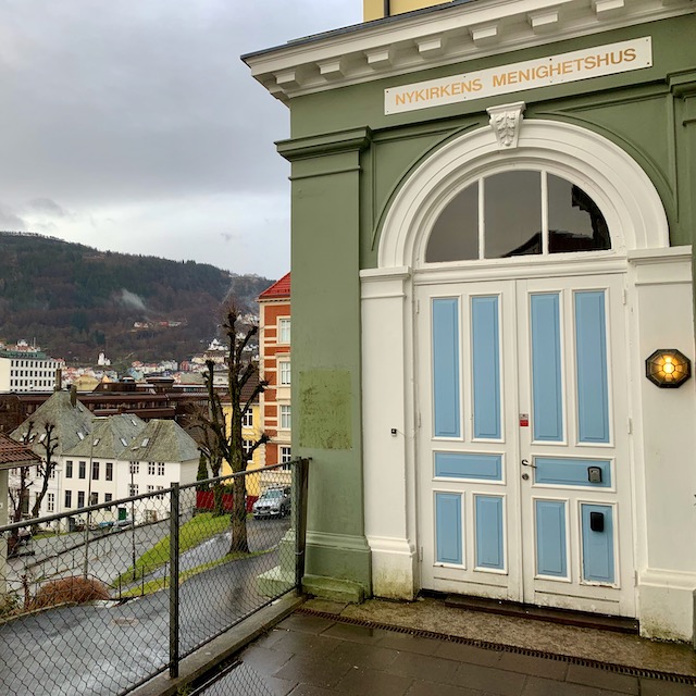 Bergenissä kokoonnumme paikassa nimeltä Nykirken menighetshus.