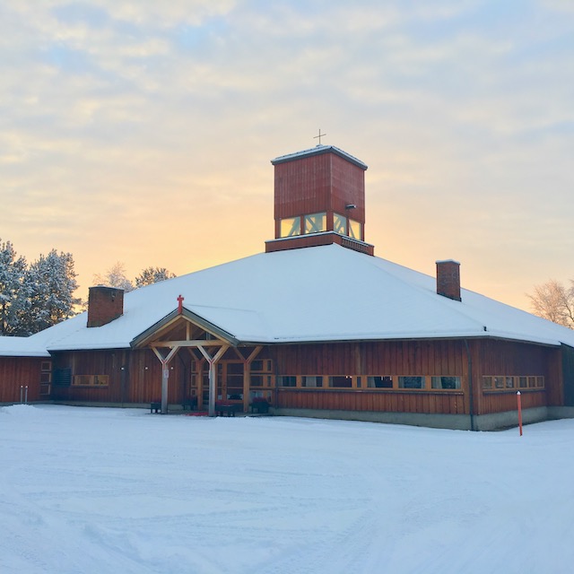 Kaarasjoella kokoonnumme paikassa nimeltä Karasjok kirke.