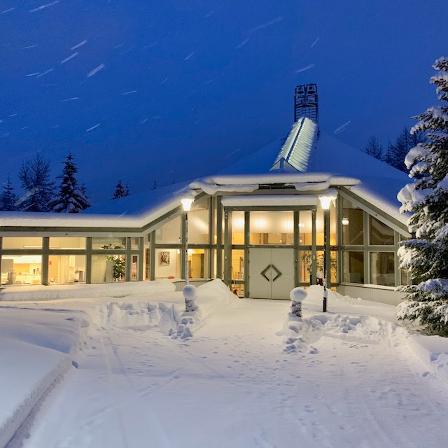 Tromssassa kokoonnumme paikassa nimeltä Grønnåsen kirke.