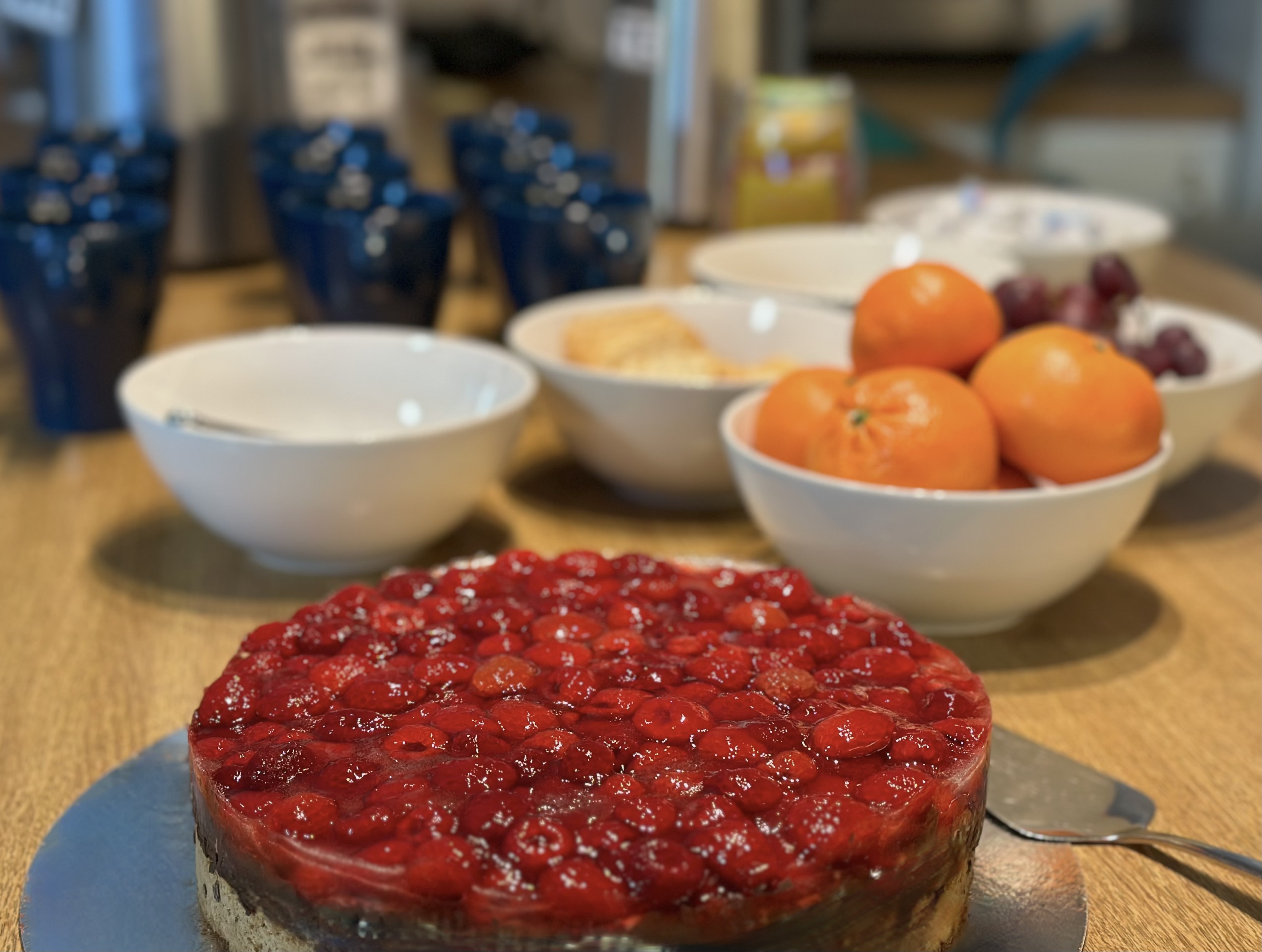 Kakku ja muita tarjoiluja pöydällä.