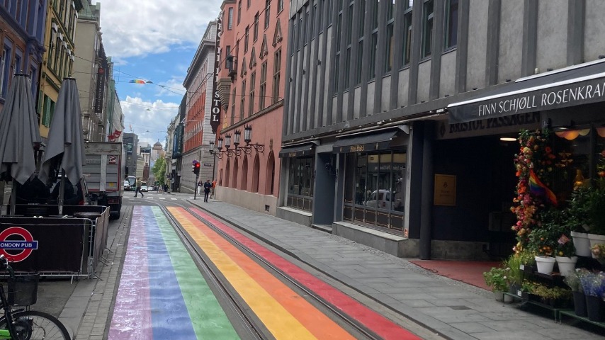 Oslo: Ekumeeninen Pride-messu Pride värit