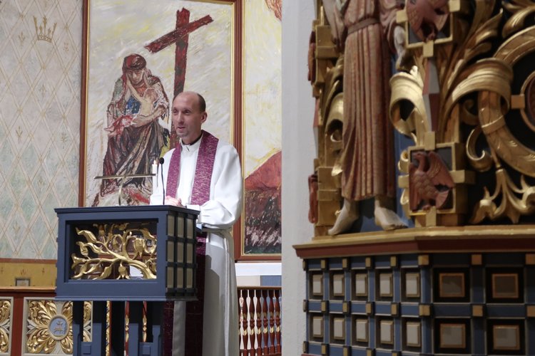 Pastori Anssi Elenius saarnaa saarnastuolissa adventtikirkossa.