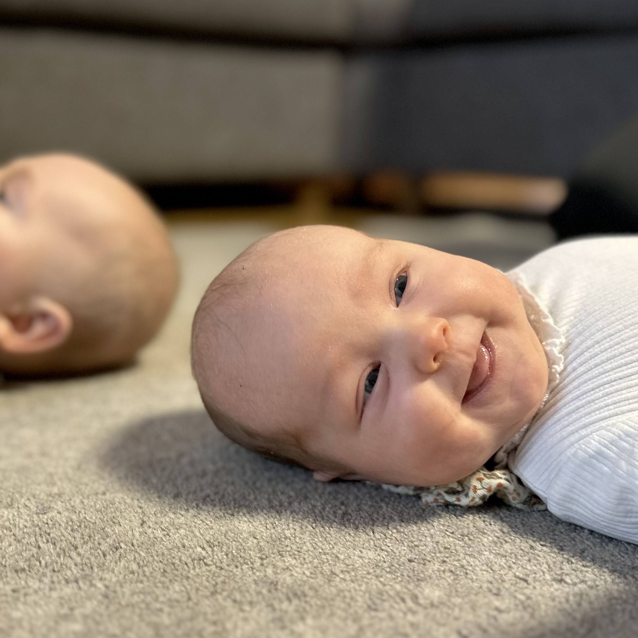 Vauva makaa ja hymyilee.